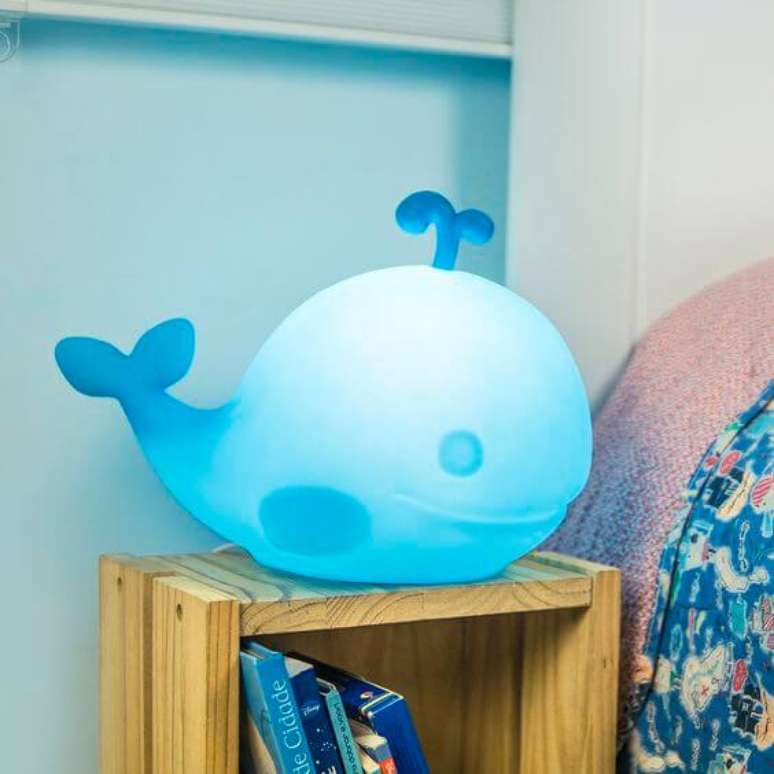 71. Lumin&aacute;ria de led infantil de baleia para mesa de cabeceira &ndash; Foto Usare Design