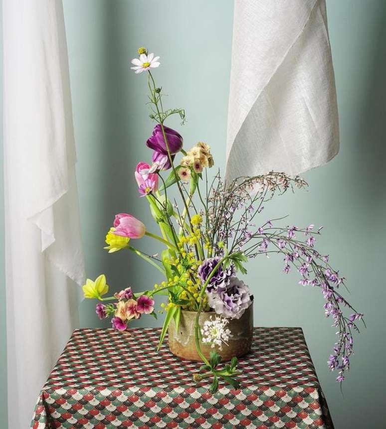 39. Sala decorada com ikebana em tons de roxo &ndash; Foto Andy Lee