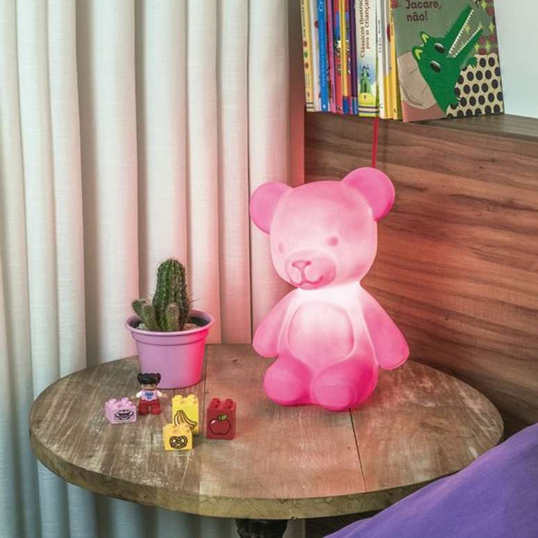 50. Mesa de cabeceira com lumin&aacute;ria infantil &ndash; Foto Usare