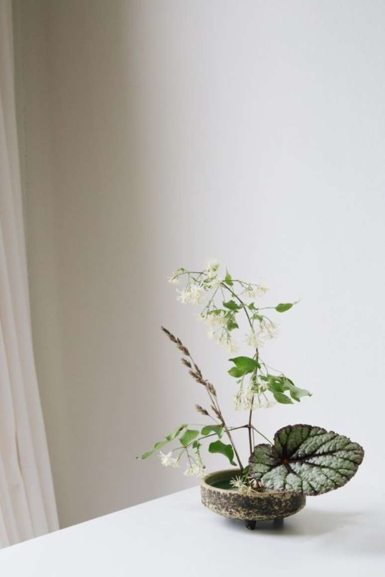 40. Sala simples com ikebana na decora&ccedil;&atilde;o &ndash; Foto Pinterest