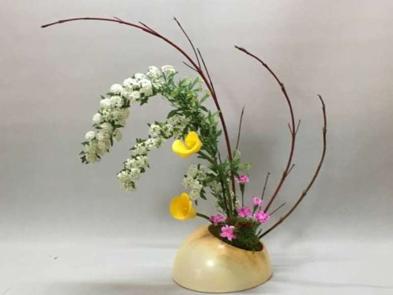 27. Ikebana delicada para decora&ccedil;&atilde;o moderna &ndash; Foto Istock