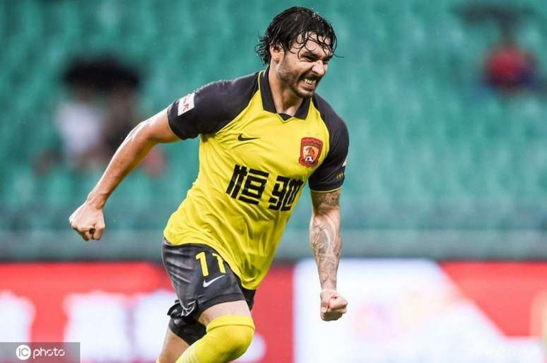 Ricardo Goulart marcou pelo Guangzhou (Foto: Divulgação / Guangzhou)