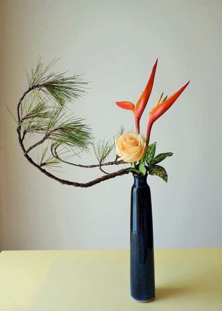 21. Ikebana com flores em tons de laranja e amarelo &ndash; Foto Flickt
