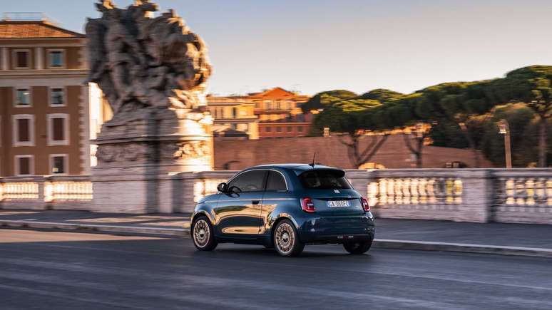 Novo Fiat 500 elétrico oferece autonomia de até 320 km.