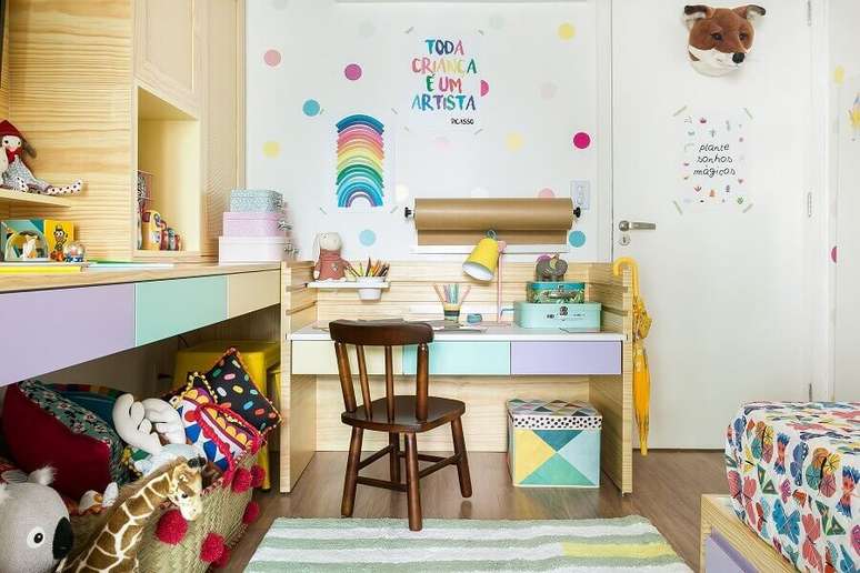 7. Detalhes coloridos para decora&ccedil;&atilde;o de quarto infantil planejado com cantinho de estudos &ndash; Foto: MOOUI