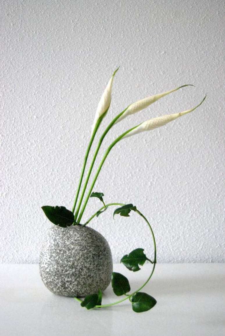 47. Vaso cinza decorada com ikebana &ndash; Foto Flickr