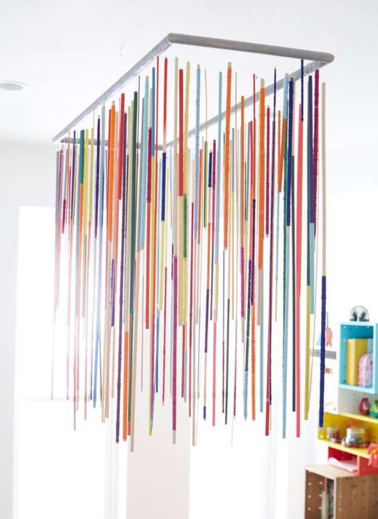 59. Quarto com lumin&aacute;ria infantil pendente colorido &ndash; Foto Lonny