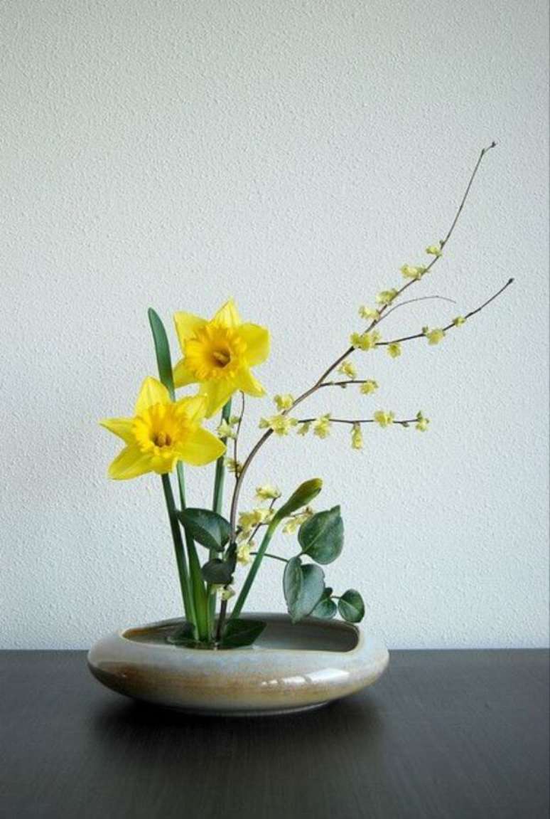 20. Ikebana com flores amarelas e vaso pequeno &ndash; Foto Flickr