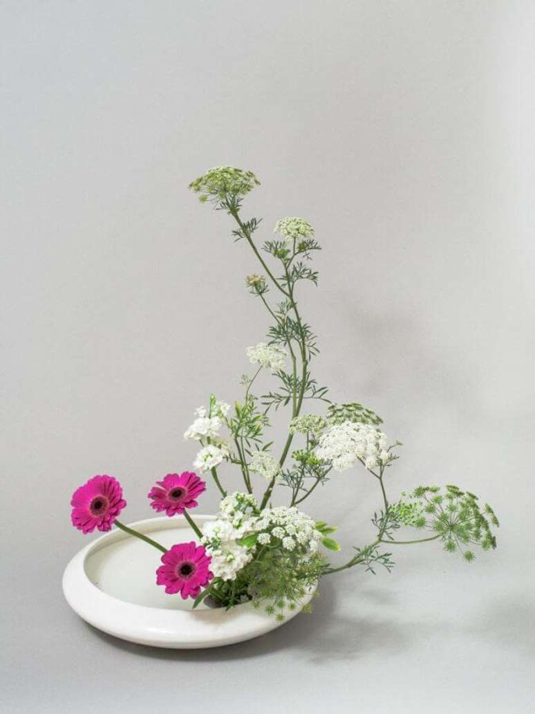 46. Vaso branco de ikebana &ndash; Foto Rochelle Sud Ouest Moribana