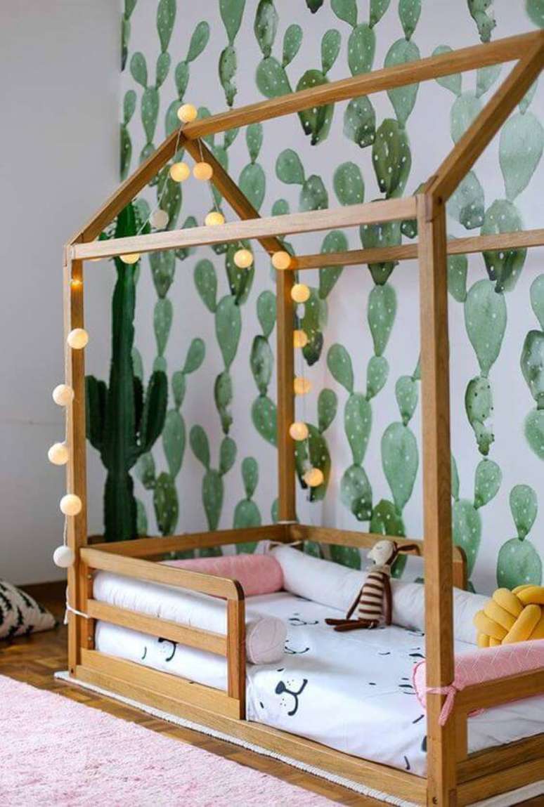 67. Cama montessoriana de madeira com lumin&aacute;ria infantil na casinha &ndash; Foto Casa Vogue