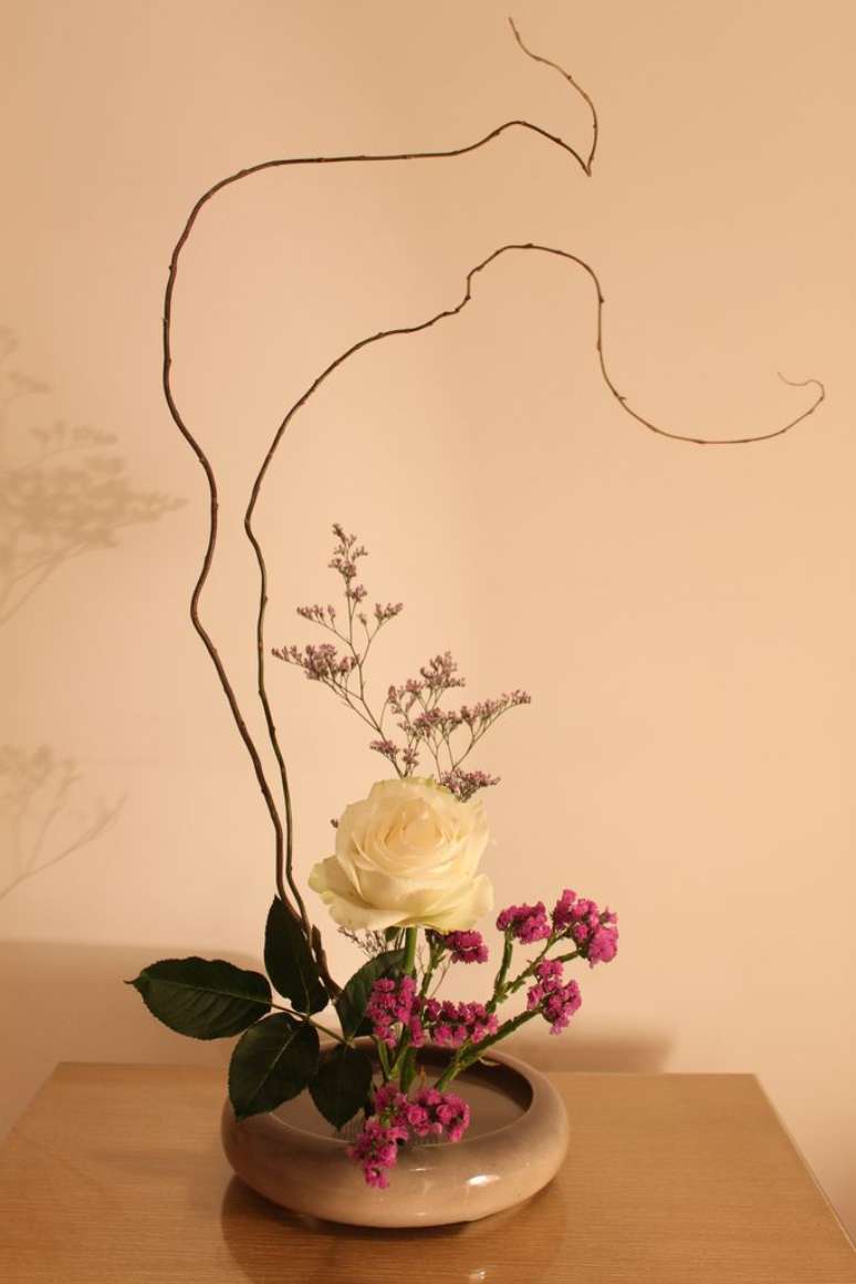 34. Ikebana para sala com vaso cinza &ndash; Foto Flickr