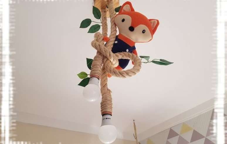 9. Lumin&aacute;ria infantil com corda e pel&uacute;cia &ndash; Foto Elo7