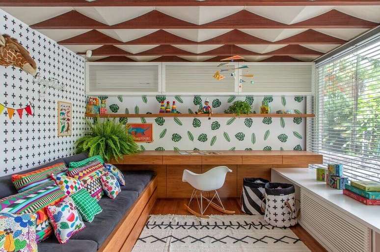 9. Cantinho de estudos decorado com bancada de madeira e almofadas coloridas &ndash; Foto: MOOUI