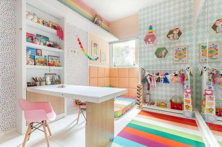 2. Tapete listrado para decora&ccedil;&atilde;o de brinquedoteca com cantinho de estudo &ndash; Foto: MOOUI