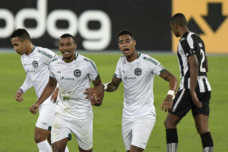 Rezende e Alef Manga, que balançaram as redes contra o Botafogo, comemoram um dos gols do Goiás na vitória desta terça-feira