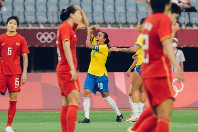 Marta faz a letra T em comemoração ao segundo gol do Brasil contra as chinesas Sam Robles/CBF