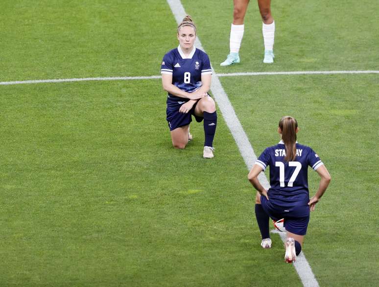 Jogadoras britânicas se ajoelham antes de partida contra o Chile pelos Jogos Olímpicos