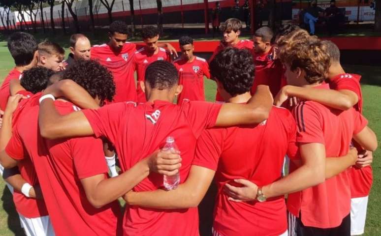 Time Sub-17 do São Paulo (Foto: Reprodução/ Twitter @SaoPauloFC)