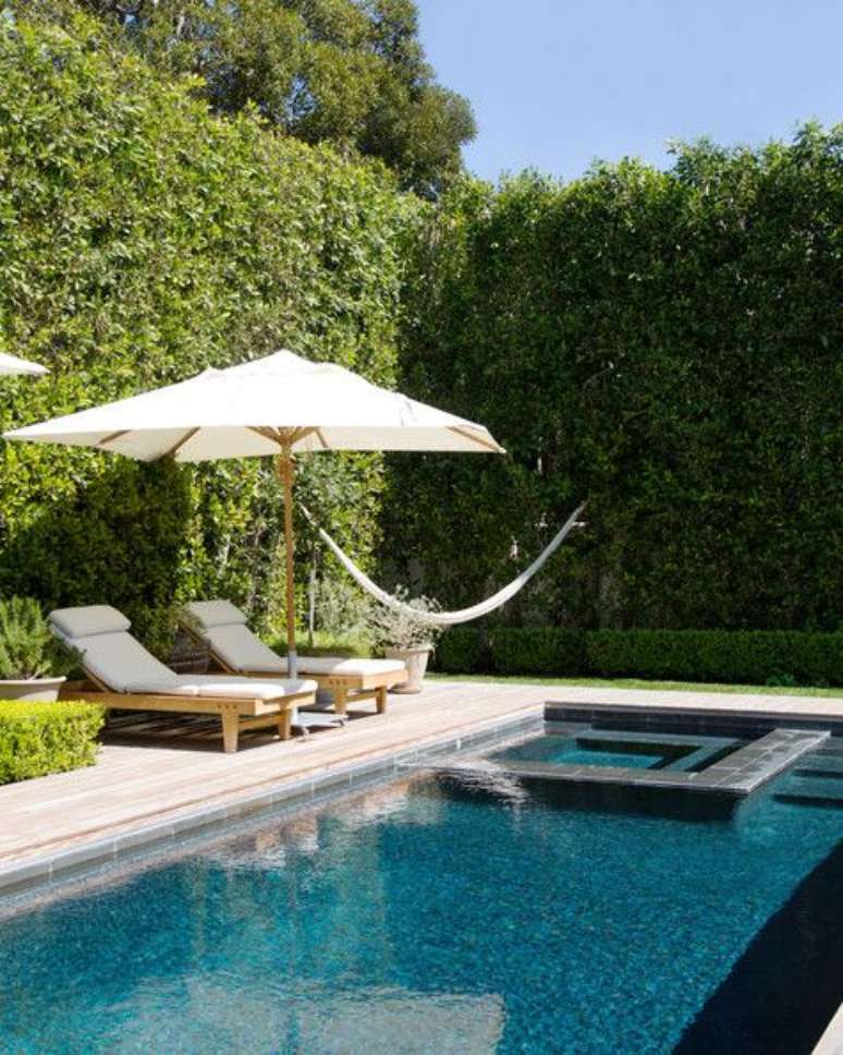 16. Guarda sol para piscina no jardim – Foto Lonny Magazine