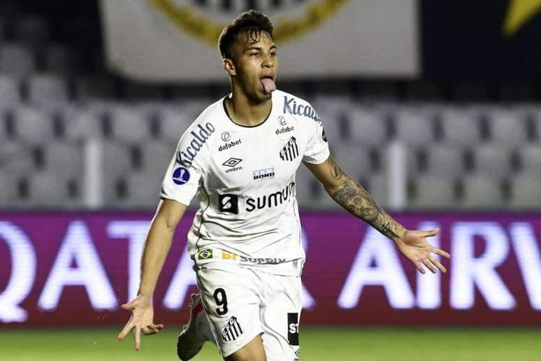 Kaio Jorge marcou o gol do Peixe no primeiro duelo contra o Independiente (Foto: CARLA CARNIEL / POOL / AFP)