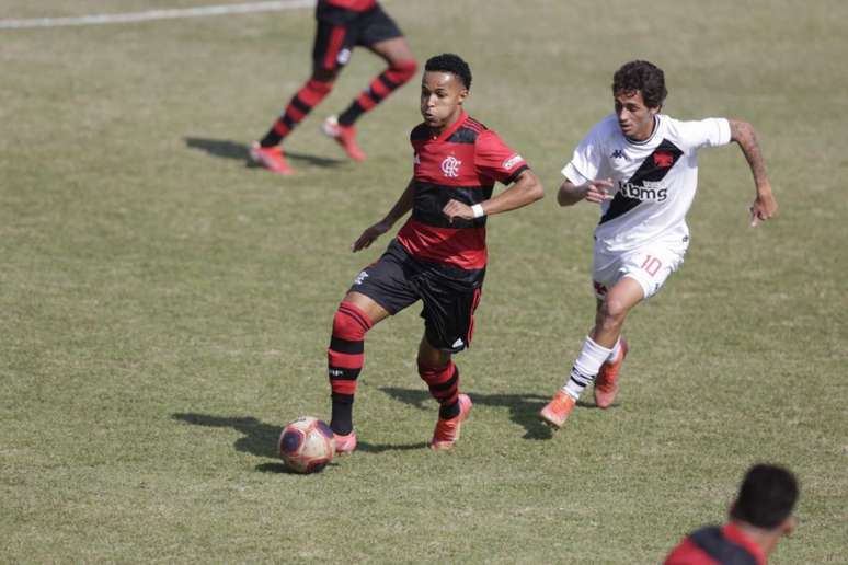 Lázaro em ação pelo Flamengo no clássico contra o Vasco (Foto: Gilvan de Souza/Flamengo)