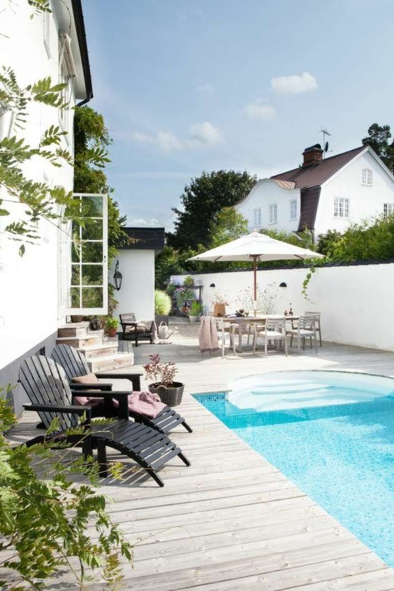 22. Mesa com guarda sol para piscina grande – Foto Archzine