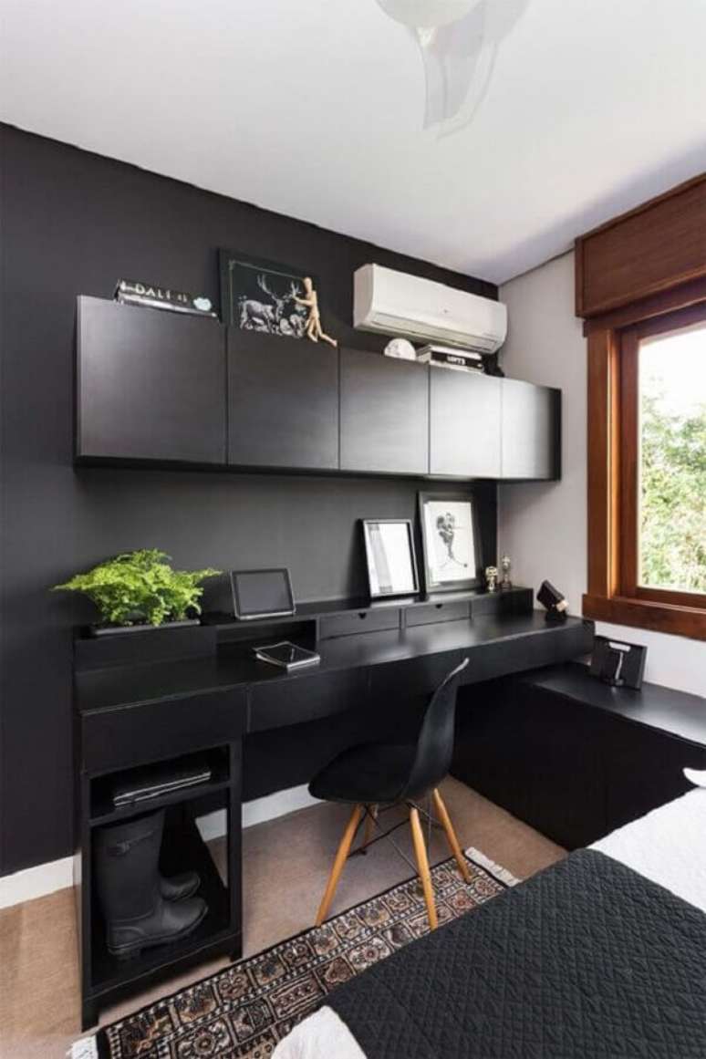 36. Decoração simples para quarto preto com escritório – Foto: Pinterest