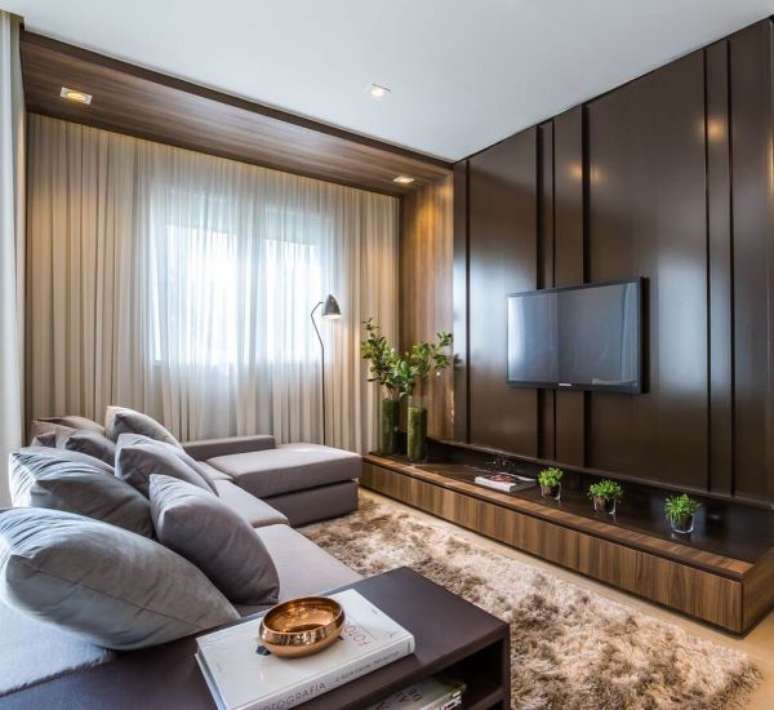 102. Tons de marrom escuro para painel de sala de tv grande decorada com sofá cinza – Foto Pinterest