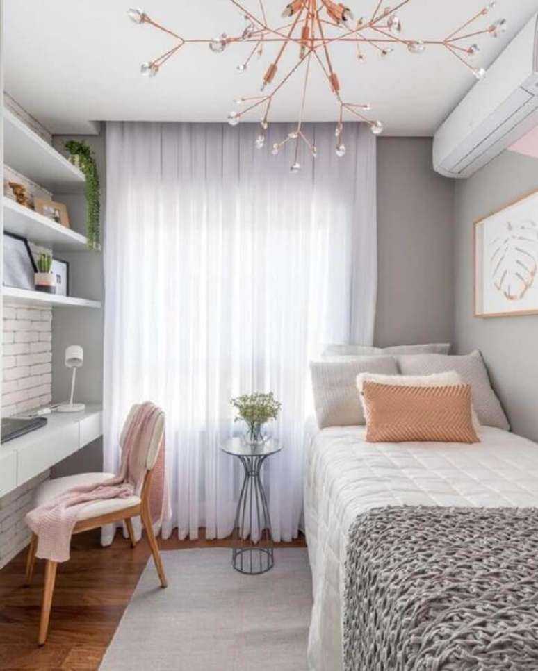 57. Quarto solteiro com escrit&oacute;rio decorado em tons de cinza e rosa &ndash; Foto: Pinterest