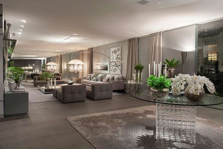 93. Sala grande decorada em tons de cinza vaso de orquidea &ndash; Projeto Brunete Fraccaroli