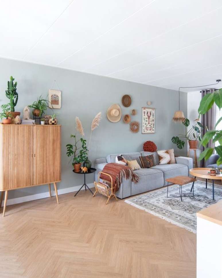 75. Sala grande decorada com sof&aacute; azul celeste e m&oacute;veis de madeira &ndash; Foto Amazon