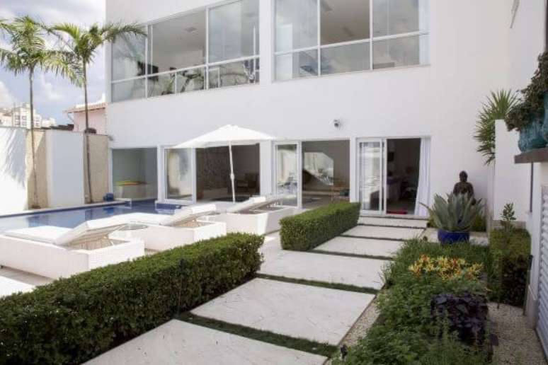 19. Guarda sol para piscina perto do jardim – Foto Sandra Sanches