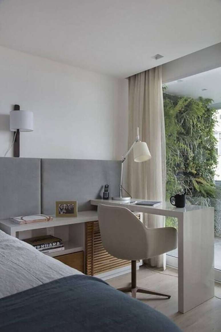 14. Bancada pequena planejada para decora&ccedil;&atilde;o de quarto de casal com escrit&oacute;rio &ndash; Foto: Pinterest