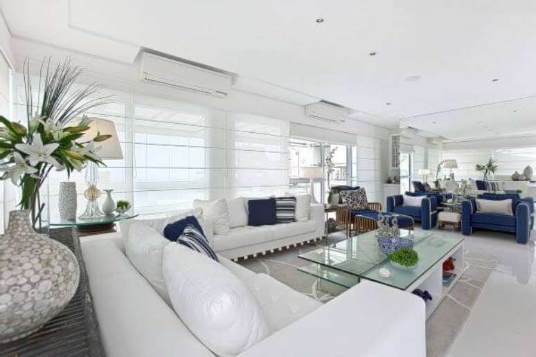 18. Decoração de sala grande decorada com móveis e detalhes em azul marinho – Projeto Bianka Mugnatto