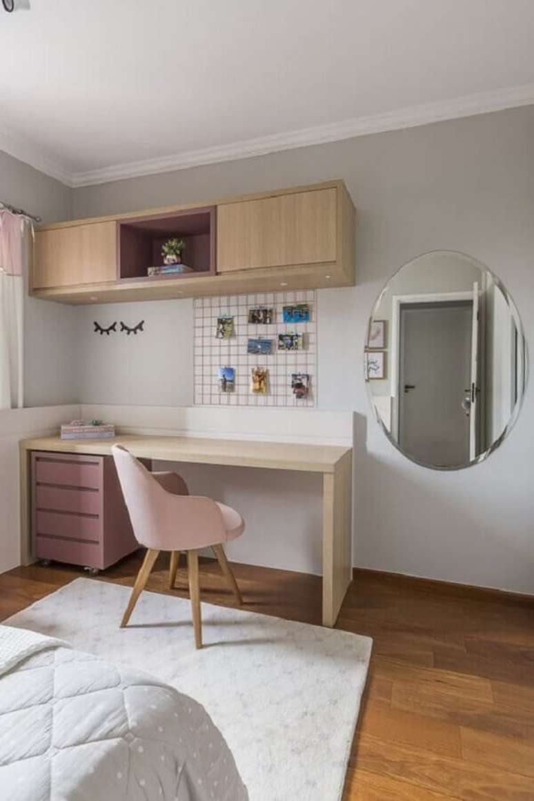 20. Decoração clean para quarto feminino com escritório – Foto: Jeito de Casa