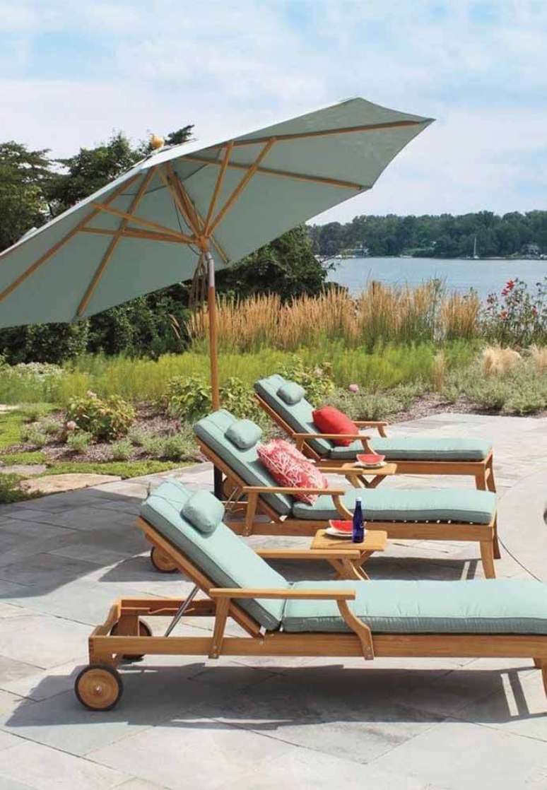 43. Guarda sol para piscina com espreguiçadeiras e jardim atrás – Foto Pinterest