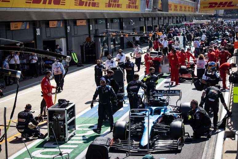 Carros parados no pit-lane após bandeira vermelha ser declarada na pista, por conta de acidente de Max Verstappen 