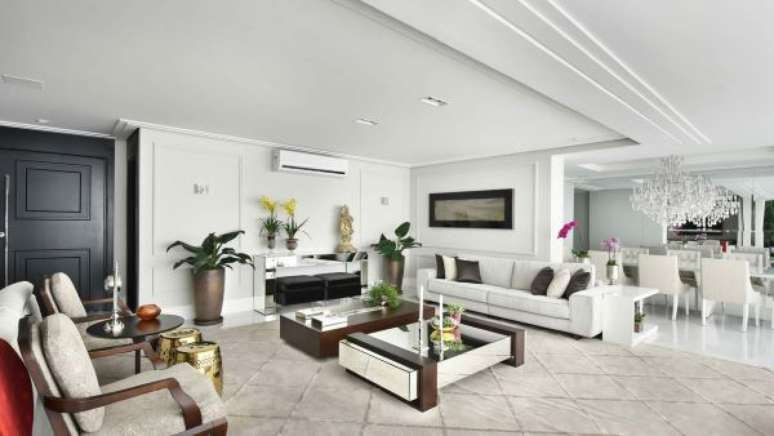 5. Sala grande decorada com sofá branco e mesa de centro espelhada – Projeto Ticiane Lima