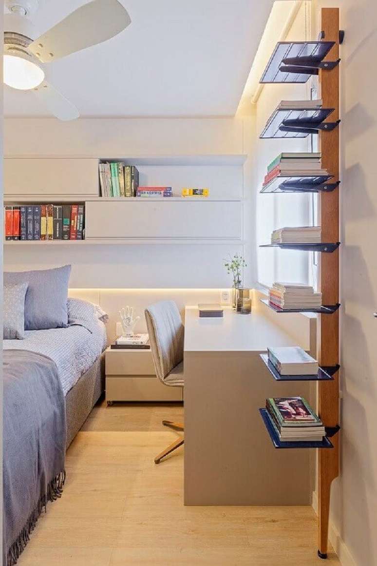 4. Decora&ccedil;&atilde;o em cores claras com arm&aacute;rio a&eacute;reo para quarto de casal com escrit&oacute;rio &ndash; Foto: Casa de Valentina