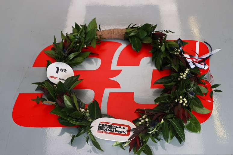 Coroa de louros para o pole-position Max Verstappen, que venceu a primeira corrida de classificação da história da Fórmula 1 