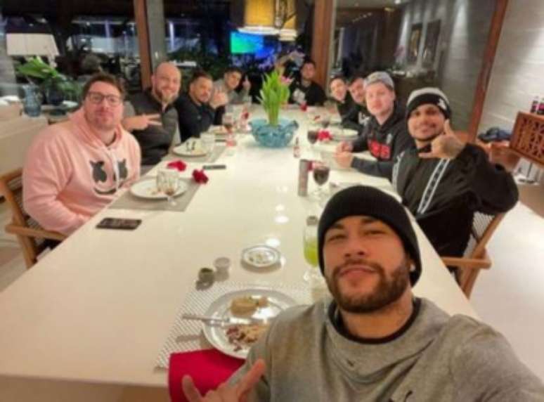 Neymar e os seus "parças" durante refeição realizada na mansão do craque