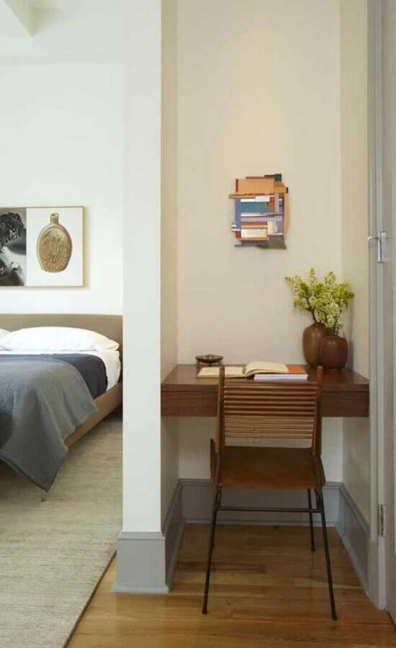 24. Decoração de quarto de casal com escritório pequeno – Foto: Behance