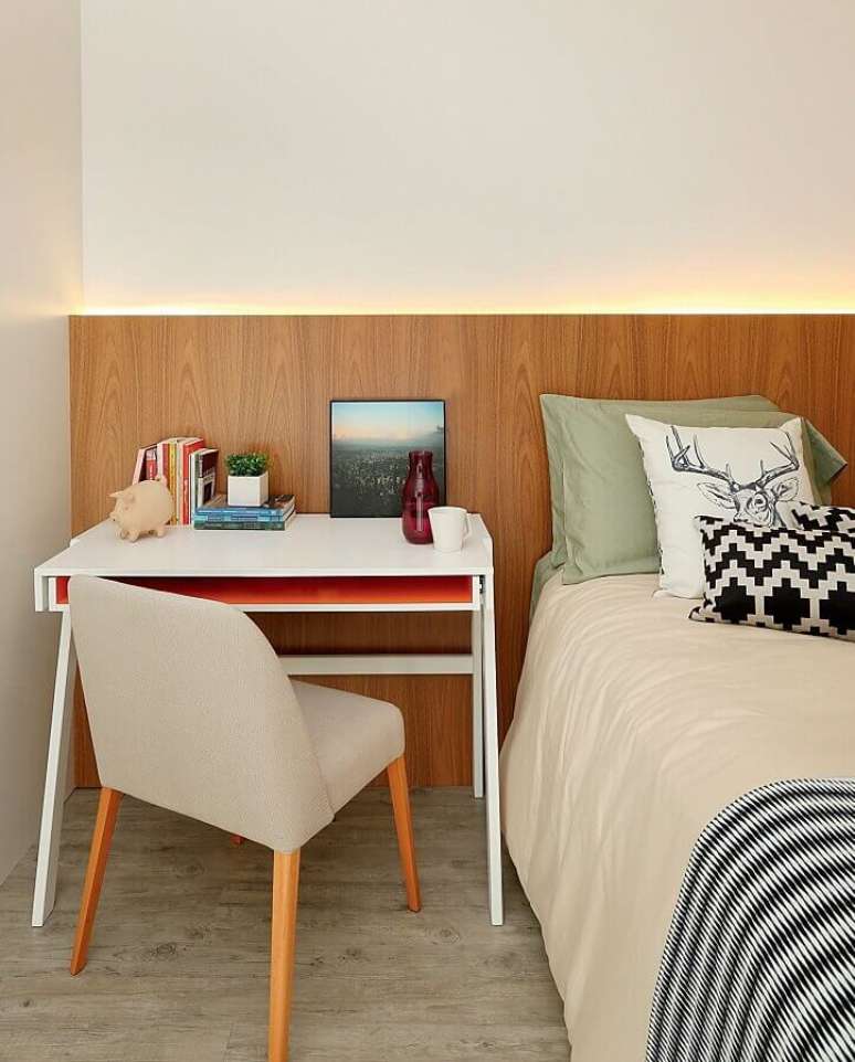 44. Escrivaninha pequena para quarto de casal com escritório decorado com cabeceira de madeira – Foto: Histórias de Casa