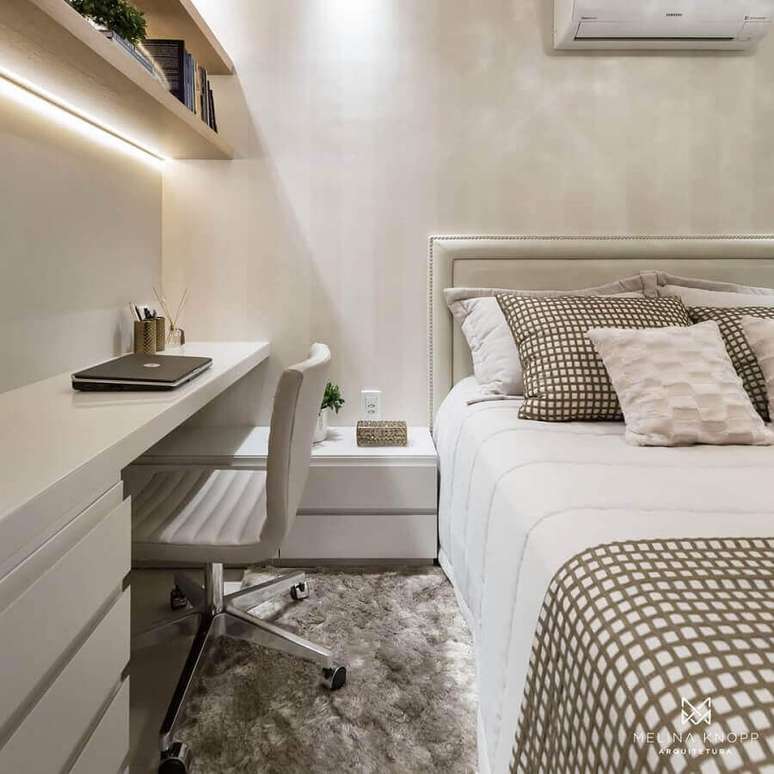 26. Decora&ccedil;&atilde;o em cores neutras com tapete felpudo para quarto de casal com escrit&oacute;rio &ndash; Foto: Dicas de Mulher