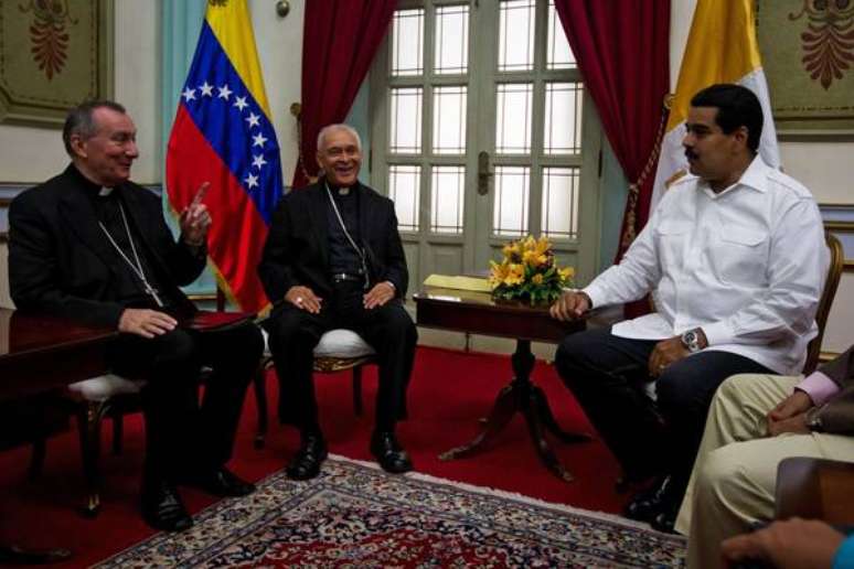 Pietro Parolin (esquerda) é recebido por Nicolás Maduro em Caracas, em junho de 2013
