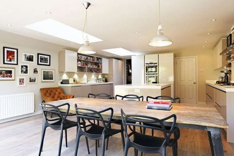 59. Sala grande decorada com mesa de madeira e cadeira allegra preta &ndash; Foto Pinterest