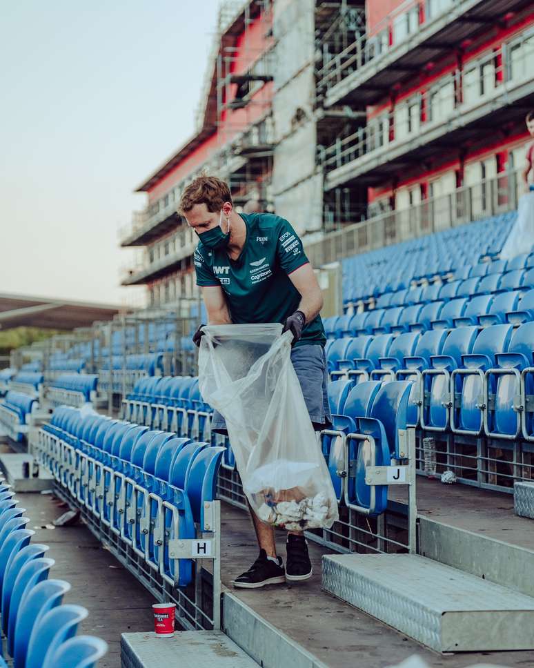 Sebastian Vettel ajuda a recolher o lixo espalhado nas arquibancadas de Silverstone 