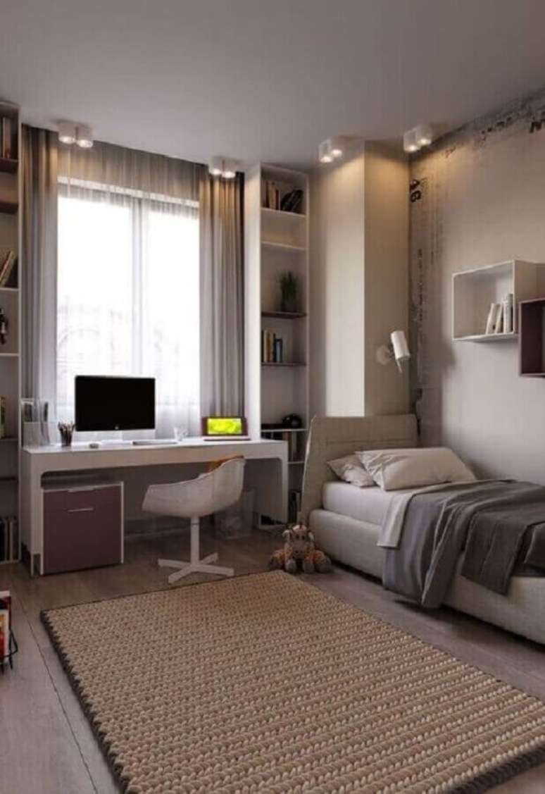 38. Escrivaninha branca para quarto solteiro com escritório decorado em cores neutras – Foto: Jeito de Casa