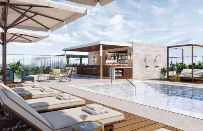 28. Área da piscina com guarda sol espreguiçadeiras e deck de madeira – Foto Pinterest