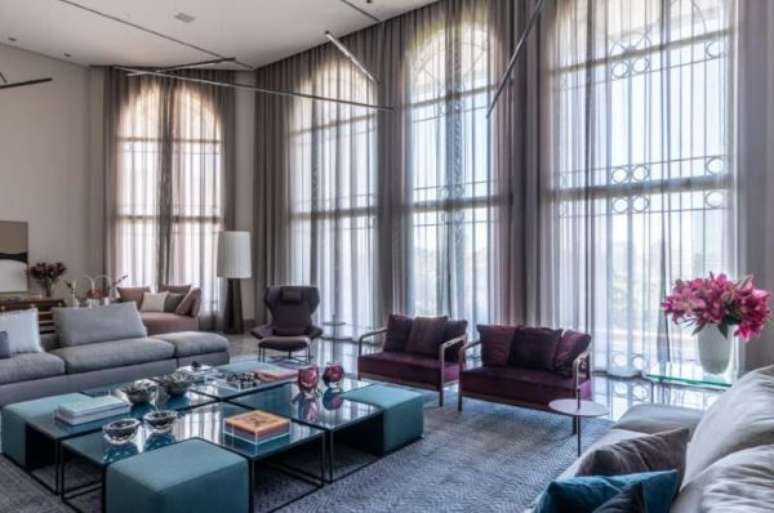 69. Sala grande decorada com poltronas e centro de mesa criativo &ndash; Projeto Mar&iacute;lia Veiga Interiroes